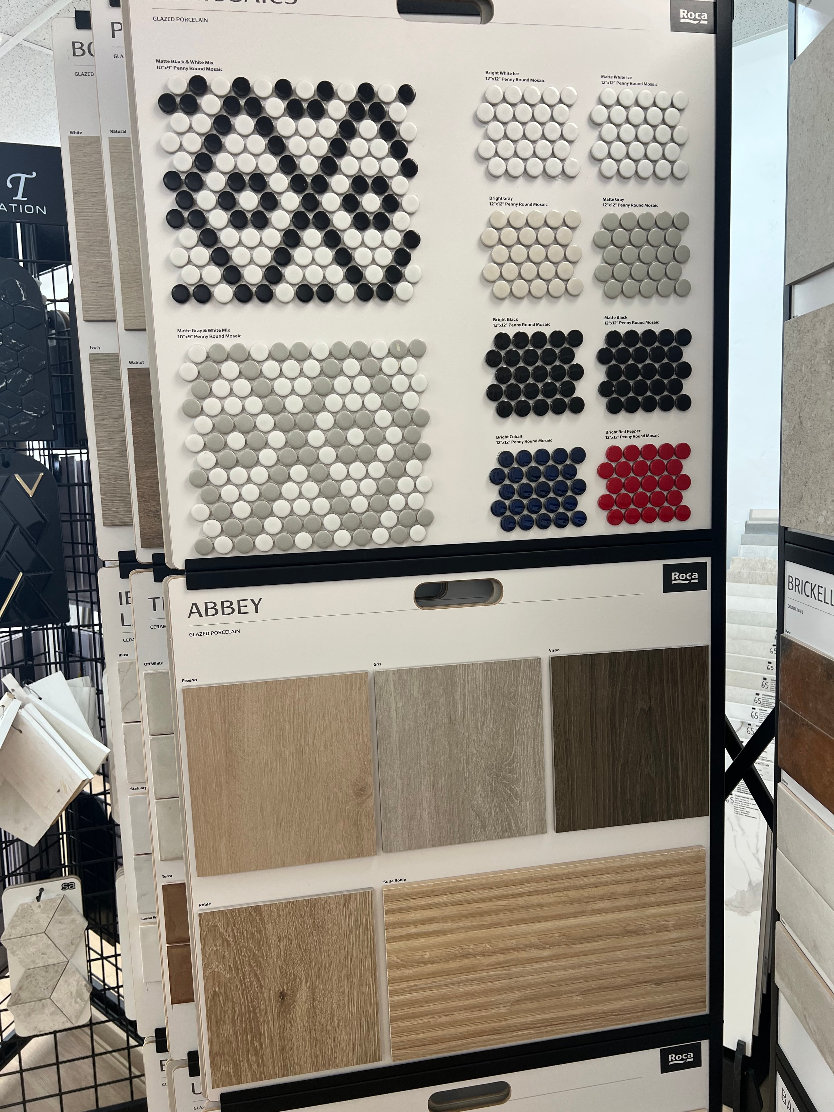 Muestras de mosaico penny round en colores blanco, gris, negro, rojo y azul marino — colección Roca