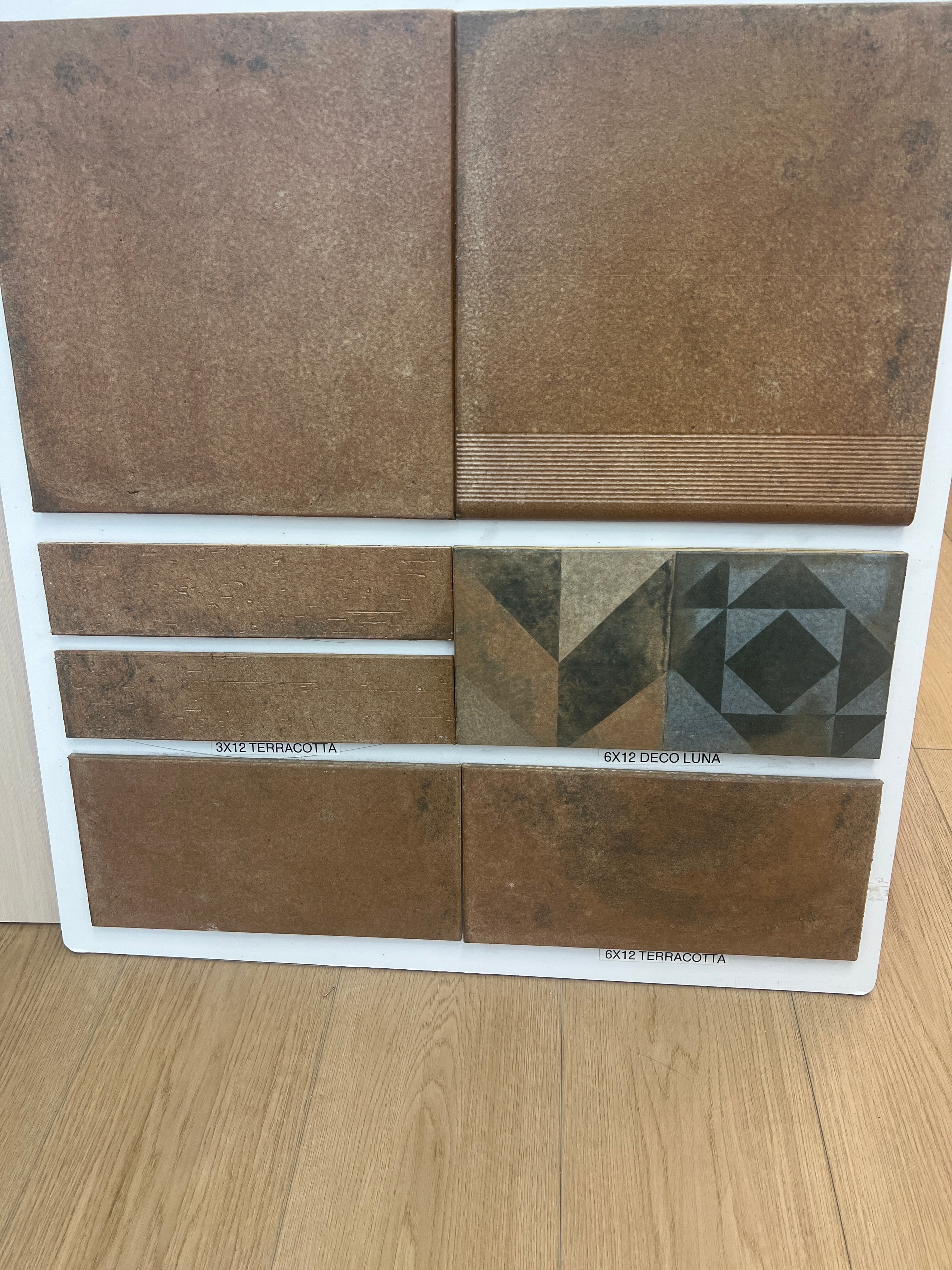 Muestras de quarry tile en terracotta: 6x12, 6x6 Terracotta, 3x12 Terracotta y 6x12 Deco Luna