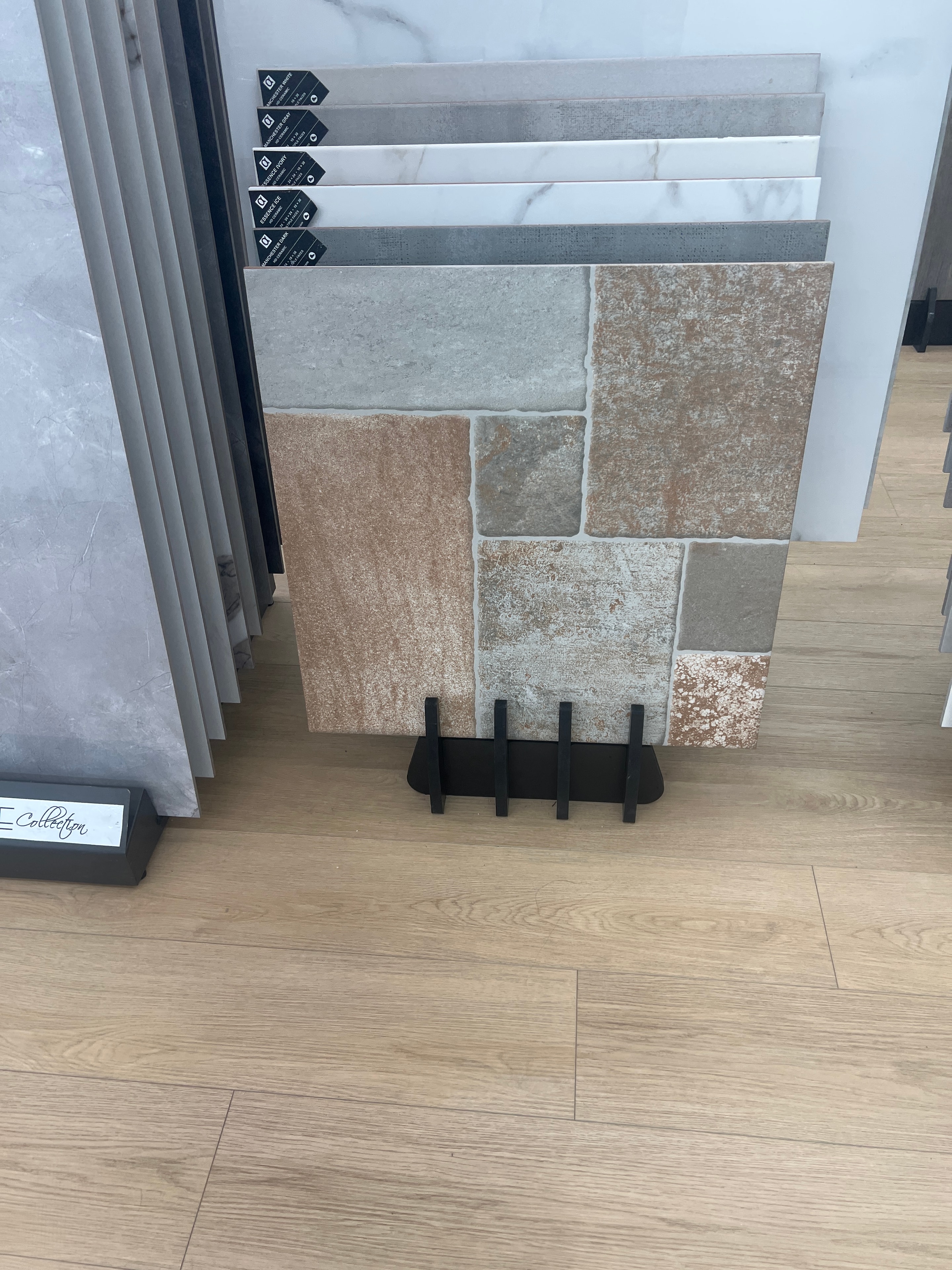 Display de porcelanato estilo piedra natural para patio: tonos terracota, gris y beige — colección Perfect Stone