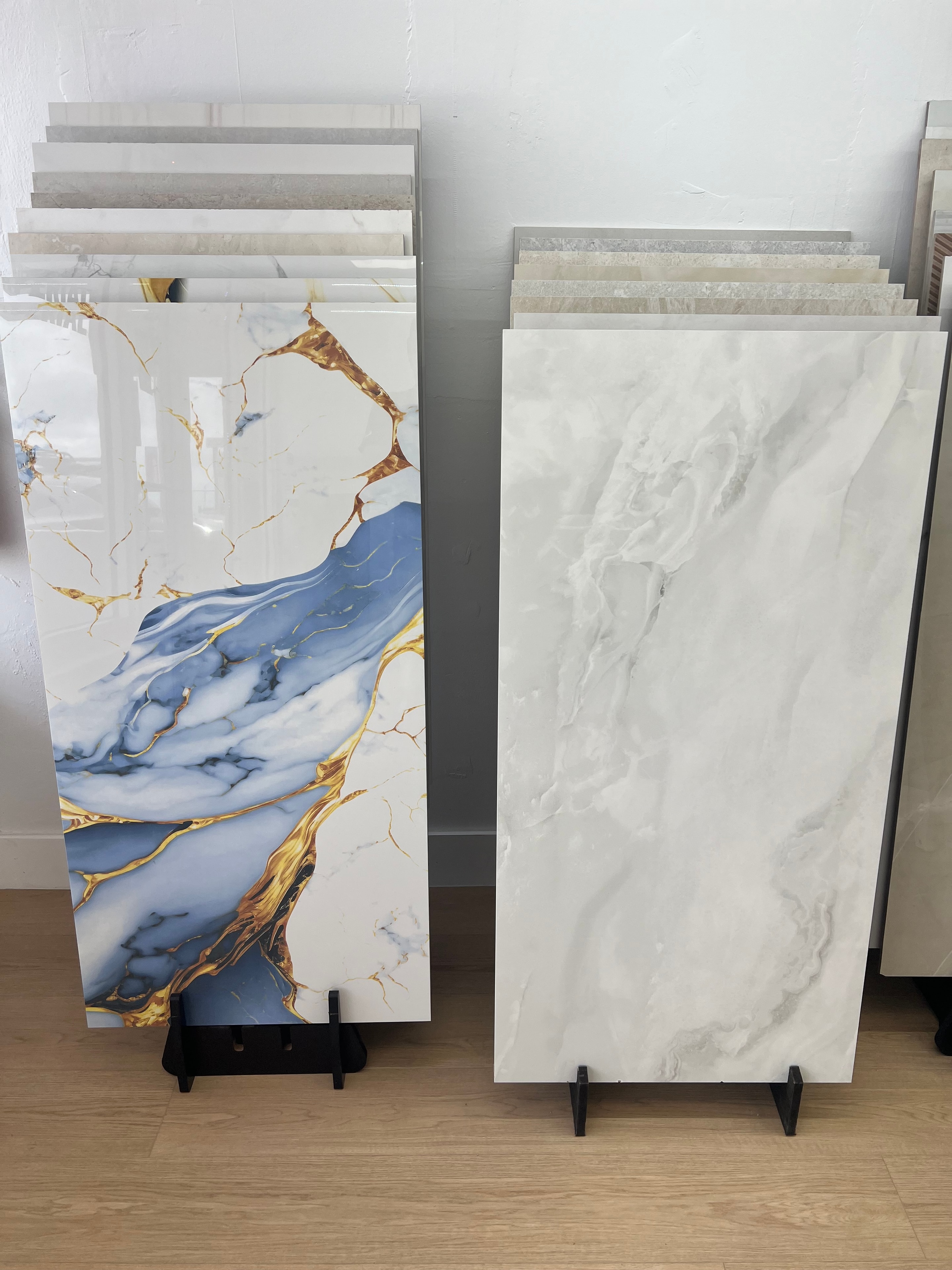 Muestras de porcelana con acabado mármol blanco y azul con venas doradas