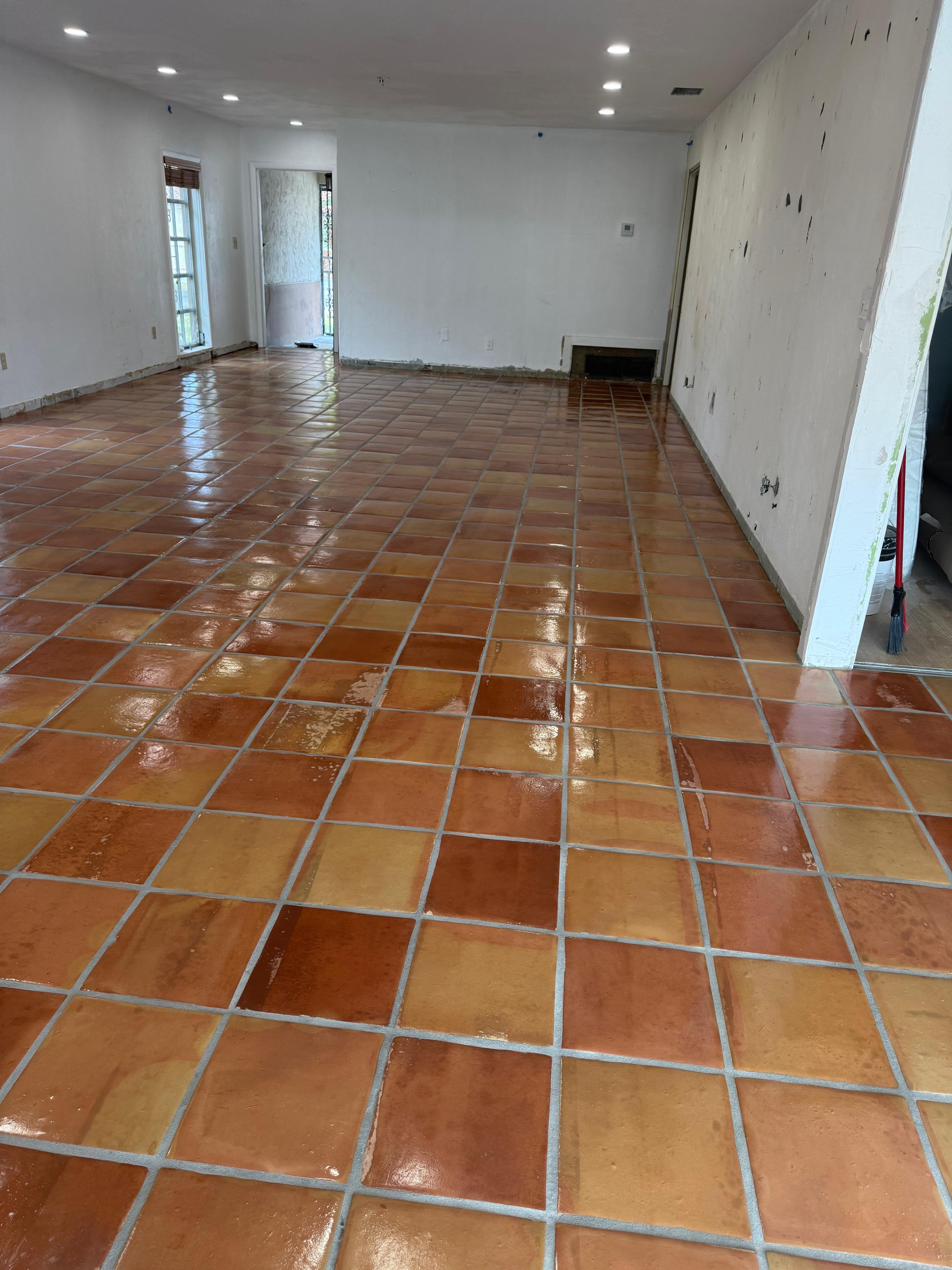 Piso de Saltillo mexicano instalado en sala residencial con tonos terracota cálidos